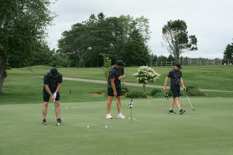 Three Flamingos players putting out on a green